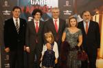O presidente da Deputación xunto con José Cora reciben a actriz protaginista e a súa familia